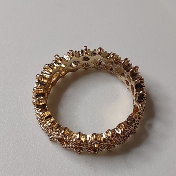 Gold Tone Lightweight Metal Size 9.5 Ring - Picture 8 of 12